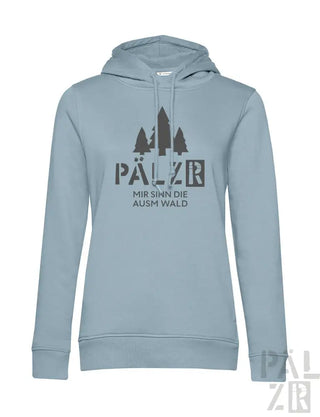 Hellblaues Hoodie mit Waldmuster und Text „pälzr“ auf der Vorderseite, aus Baumwolle gefertigt.
