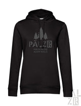 Frauen hoodie in schwarz mit grauem baummotiv und text pälzer mir sind die ausm wald auf der brust