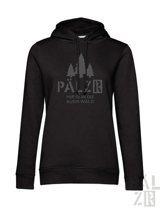 Frauen hoodie in schwarz mit grauem baummotiv und text pälzer mir sind die ausm wald auf der brust