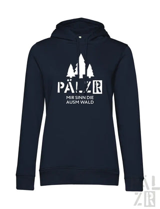 Marineblaue Kapuzenjacke mit weißem Text und Design, mit „pälzer“ in fetten Buchstaben über einer Silhouette von Bäumen.