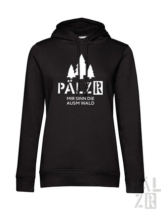 Schwarze Kapuzenjacke mit weißem Text und Design, mit „pälzer“ in fetten Buchstaben über einer Silhouette von Bäumen.