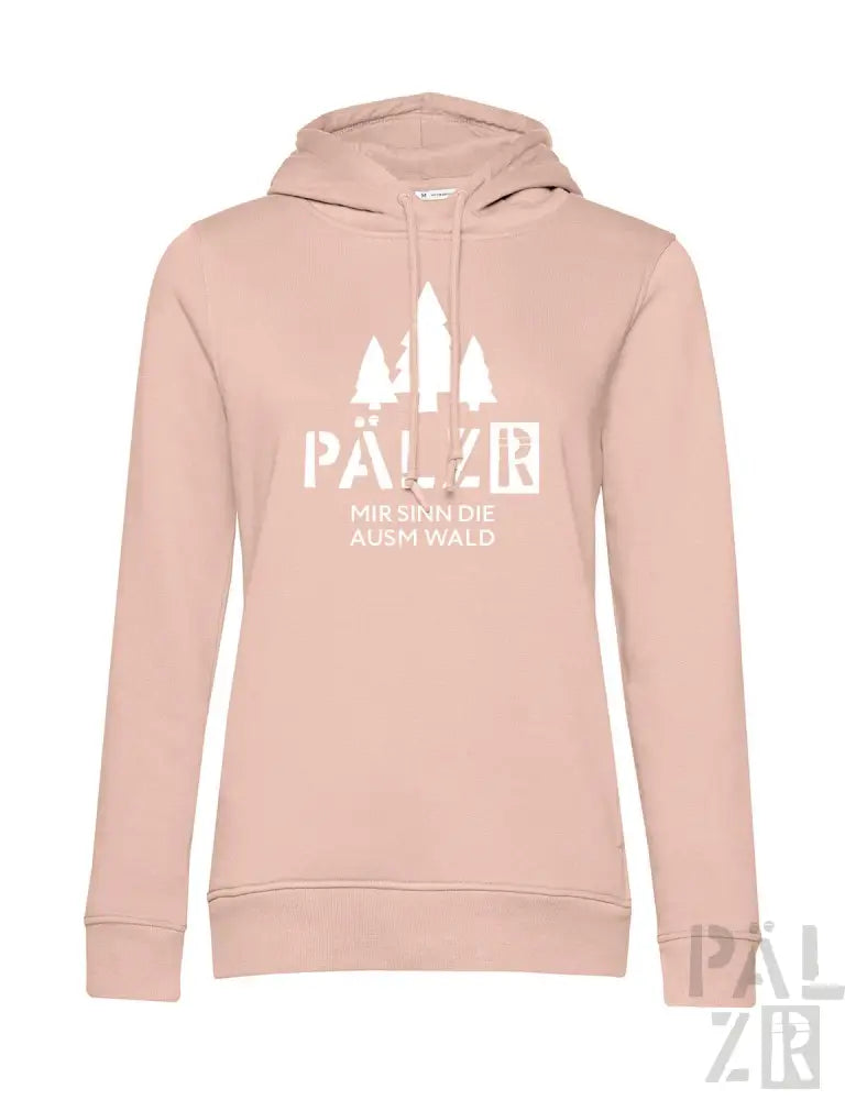 Hellrosa Hoodie mit weißem Grafikdesign mit Bäumen und Text „pälzb“ und „nur im dorf aus wild“, aus weicher Baumwollmischung.