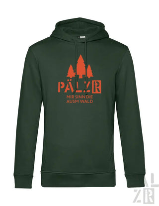 Dunkelgrüner Kapuzenpulli mit orangefarbenem Grafikmotiv mit drei Kiefern und dem Text ’pälz r’ über ’mir sinn die aus m wald.’