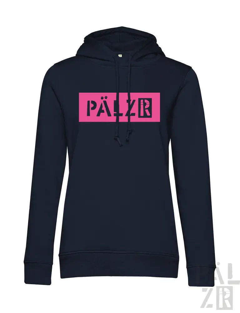 Marineblaue Kapuzenjacke mit pinkem ’pälzb’-Logo und Kordelzügen.