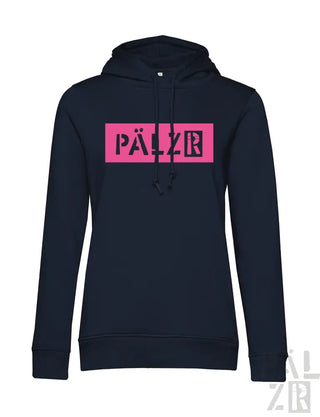 Marineblaue Kapuzenjacke mit pinkem ’pälzb’-Logo und Kordelzügen.