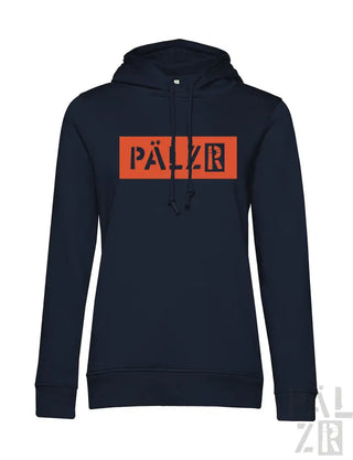 Marineblaue Kapuzenjacke mit orangem „pälzr“-Logo und Kordelkapuze.
