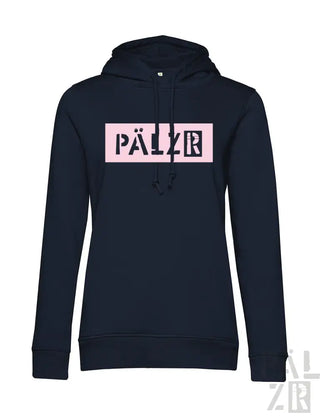 Marineblaue Kapuzenjacke mit pinkem ’pälzr’-Logo und Kordelkapuze.