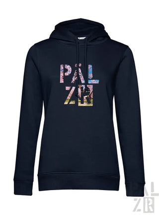 Marineblaue Kapuzenjacke mit farbenfrohem ’pal zee’ Grafikdesign, gefertigt aus weichem Baumwollmischgewebe.