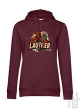 Bordeauxfarbene Kapuzenjacke mit Grafikdesign einer roten Figur, die ein Mikrofon hält, und dem Wort ’lauter’ in fetten Buchstaben.