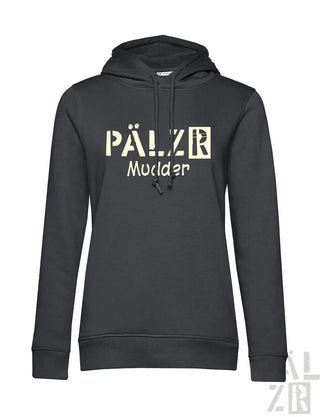 Frauen hoodie in schwarz mit cremefarbenem pälzr mudder logo auf der brust aus blauigem fog material