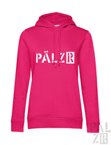Ein pinker frauen hoodie aus baumwolle mit weißem pälzr logo auf der brust von pälzr originals