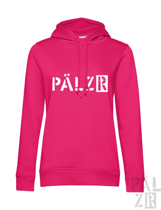 Ein pinker frauen hoodie aus baumwolle mit weißem pälzr logo auf der brust von pälzr originals