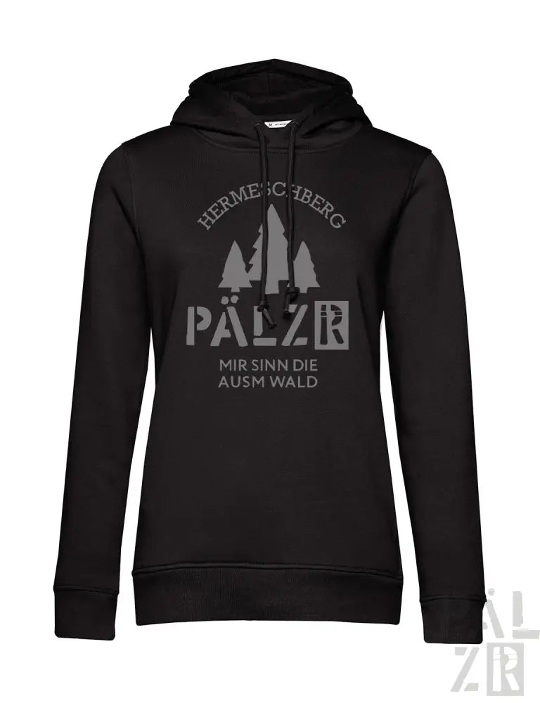Schwarze Hoodie mit weißem Text und Design mit Bäumen.