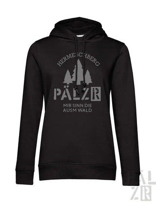 Schwarze Hoodie mit weißem Text und Design mit Bäumen.