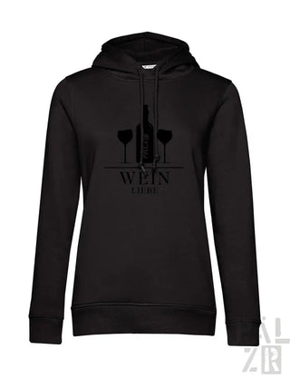 Schwarzer Hoodie mit Weinflasche- und Gläser-Design, Text ’wein’ in Weiß.