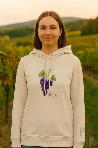 Cremeweiße Kapuzenjacke mit Grafik von lila Trauben und grünen Blättern, ’woj’ Textdesign.