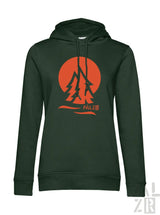 Dunkelgrüner frauen hoodie mit orangefarbenem grafikdesign pälz und stilisierte kiefern vor sonne