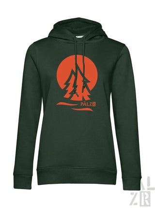 Dunkelgrüner frauen hoodie mit orangefarbenem grafikdesign pälz und stilisierte kiefern vor sonne