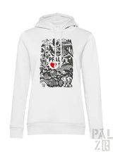 Weißes Hoodie mit schwarzem und rotem Design, das ein Herz, Bäume, Häuser, Menschen und das Wort „peal“ mehrmals wiederholt zeigt.