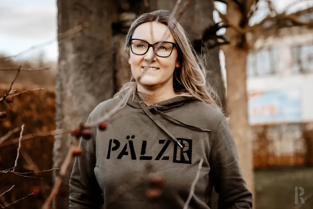 Olivgrüner ’pälz’-Hoodie mit schwarzem Text und Logo.