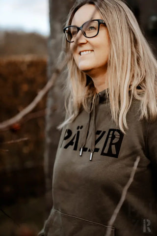 Olivgrüner Hoodie mit ’pazr’-Logo und schwarzem Text, aus Baumwolle gefertigt.