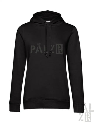 Schwarzer Hoodie mit ‚pälzb‘-Logo auf der Vorderseite, aus einer Mischung aus Baumwolle und Polyester.