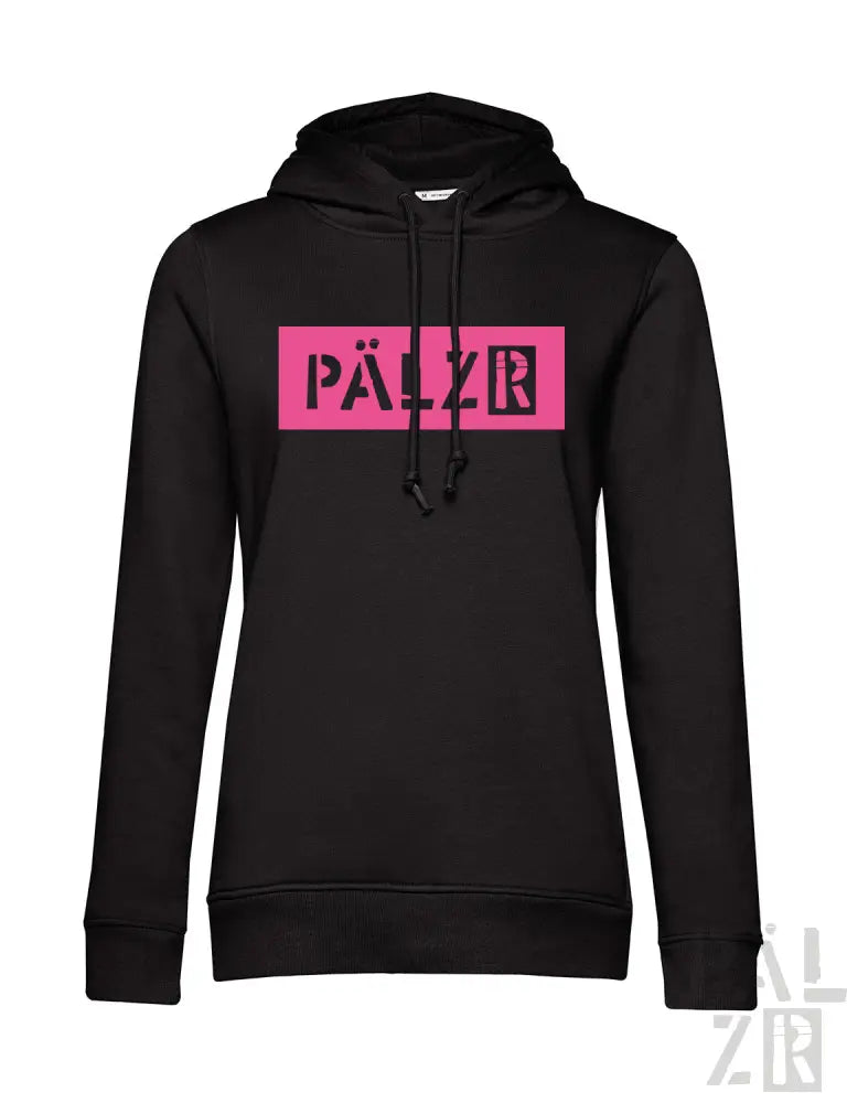 Schwarze Kapuzenjacke mit pinkem rechteckigem Logo und weißem Text ’pälzr’ auf der Vorderseite, aus Baumwollmischgewebe.