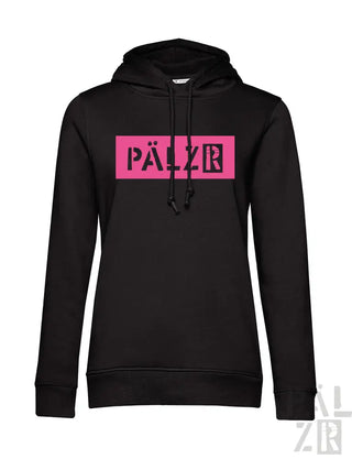 Schwarze Kapuzenjacke mit pinkem rechteckigem Logo und weißem Text ’pälzr’ auf der Vorderseite, aus Baumwollmischgewebe.
