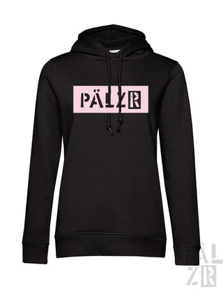 Schwarzer Hoodie mit pinkem Logo und Kordelkapuze.