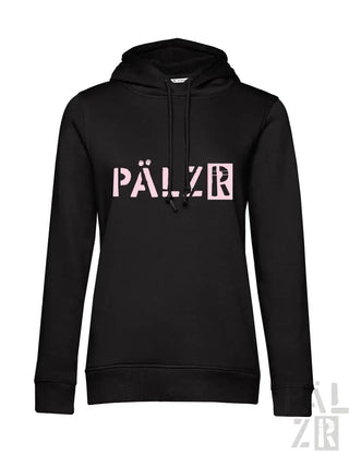 Schwarzer Hoodie mit ’pälzr’-Logo in pink-weißem Design, aus Baumwollmaterial gefertigt.