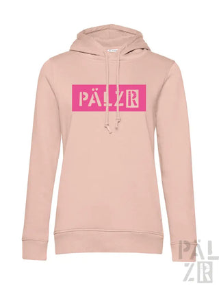 Hellrosa Hoodie mit ’pälzr’-Logo in fetter, kontrastierender Magenta- und Weiß-Design.