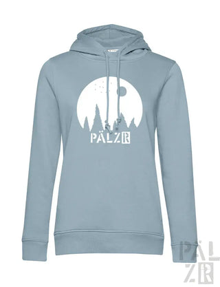 Hellblaue Kapuzenjacke mit weißem Grafikdesign, das Berge und das Wort ’palzir’ in fetten Buchstaben zeigt.