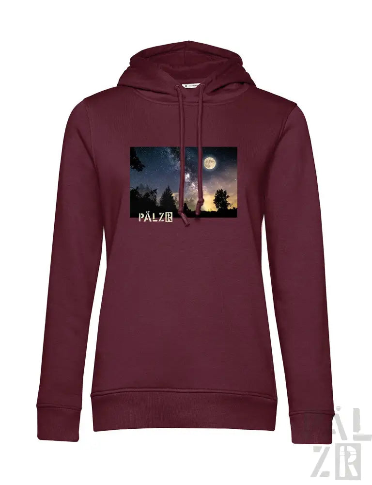 Bordeaux-Farbenes Hoodie mit Grafikdesign, das einen Nachthimmel und Bäume zeigt, ’palz’-Logo auf der Vorderseite.