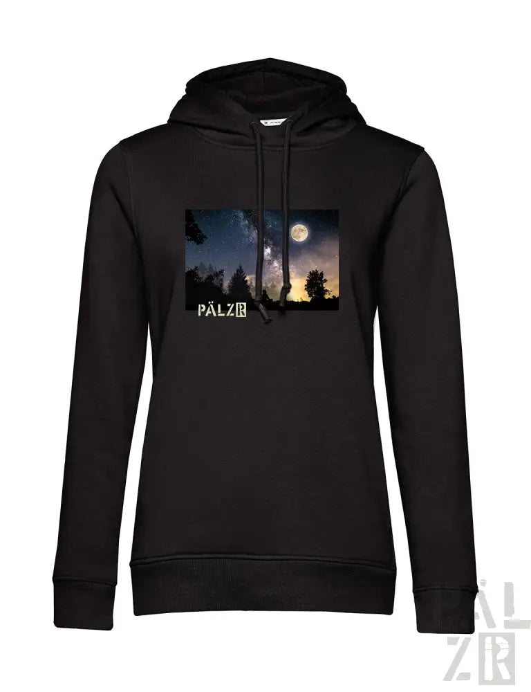 Schwarzes Hoodie mit Grafikdesign, das einen Nachthimmel und die Silhouette von Bäumen zeigt, hergestellt aus Baumwollmischgewebe.