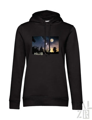 Schwarzes Hoodie mit Grafikdesign, das einen Nachthimmel und die Silhouette von Bäumen zeigt, hergestellt aus Baumwollmischgewebe.