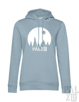 Lichtblauer frauen hoodie mit weißem kreisgrafik und silhouetten von bäumen sowie pälzr schriftzug darunter