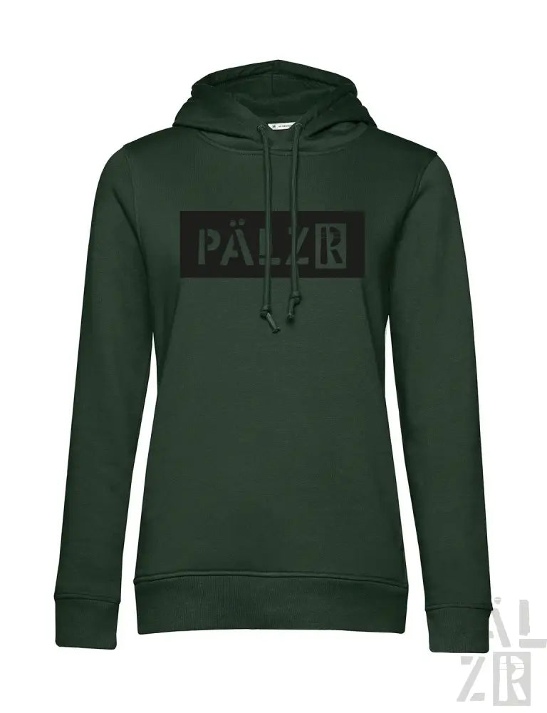 Dunkelgrüner Hoodie mit ‚pälzr‘-Logo in Weiß und Schwarz, Material aus Kapuzenschweißshirt.