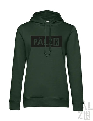 Dunkelgrüner Hoodie mit ‚pälzr‘-Logo in Weiß und Schwarz, Material aus Kapuzenschweißshirt.