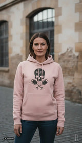 Frauen hoodie weinpirat in rosa mit schwarzem schädeldesign und gekreuzten schlägern sowie text palz vorne