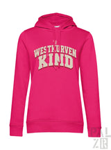 Frauen hoodie in pink mit cremefarbener westkurvenkind schrift in bogenform auf der brust
