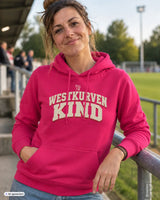 Frauen hoodie westkurvenkind in lebhaftem pink mit auffälligem cremefarbenem schriftzug und praktischer fronttasche