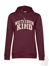 Frauen hoodie westkurvenkind in maroon mit cremefarbenen gebogenen buchstaben auf der brust