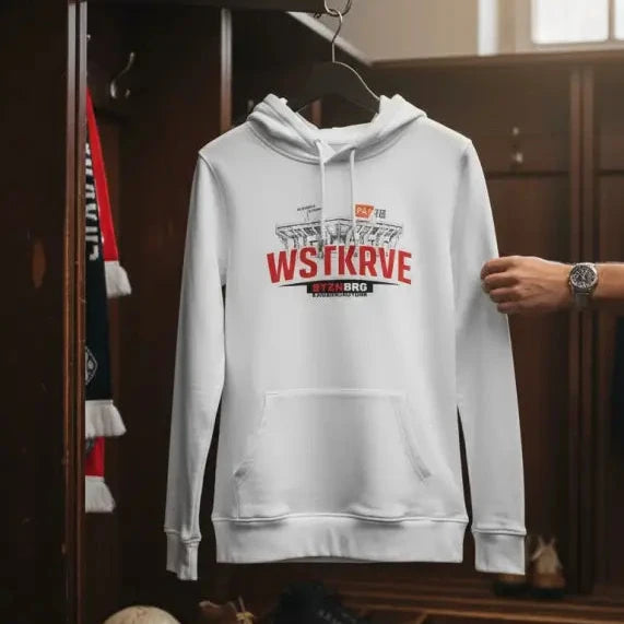 Weißer frauen hoodie mit rotem und schwarzem wstkrve grafikdesign hängt in einer umkleide