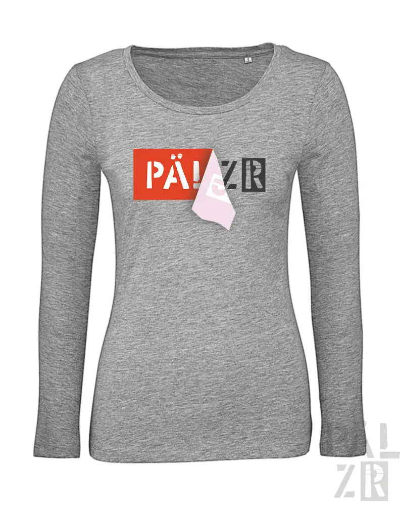 Graues Langarm-T-Shirt mit Grafikdesign, das ’pä!zr’ in fetten roten und schwarzen Buchstaben zeigt, mit weißer papierartiger Texturoberlage.