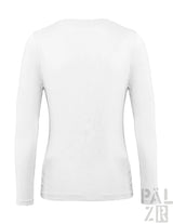 Weißes langärmeliges T-Shirt mit V-Ausschnitt und gerippten Bündchen.