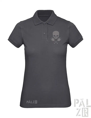 Dunkelgraues frauen poloshirt mit dezentem totenkopf und gekreuzten rudern auf der brust weinpirat verschiedene farben