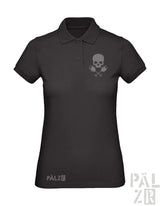 Schwarzes frauen poloshirt mit grauem schädel und gekreuzten rudern emblem auf der brust weinpirat