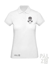 Weißes frauen poloshirt mit grauem schädel und gekreuzten rudern auf der brust von weinpirat
