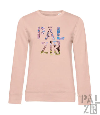 Frauen pulli aus weichem blush rosa mit buntem pälzir schriftzug und floralen mustern mandelblüte motiv