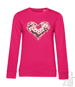 Ein lebendiges rosa Langarm-Sweatshirt mit einem herzförmigen Blumenmuster aus weißen und hellrosa Blüten.